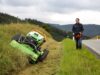 VOGT Mitarbeiter mit teilautonomer Funkraupe am Straßenrand