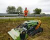 Mulchraupe arbeitet am Straßenrand