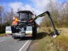 Greentec Ausleger Spider beim mulchen am Straßenrand