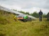 Mähraupe F23 im Einsatz an Solarpark