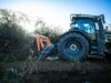 Forstmulcher an Valtra Schlepper mulcht Gestrüpp