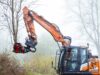 Hitachi Bagger mit TREE HUGGER Fällgreifer